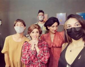 Valeria Lois Instagram - Ya hicimos 100 funciones de esta obra.
Se acumulan chistes, dramas, wiskies, puchitos, separaciones, mudanzas, asados y uniones.
Cada segundo es un… bueno vengan a verla y se van a enterar.
Gracias @lorevegaok @marianotenconiblanco @angcaroli @elebuch @ianshifres @sofiaverry @gugumakeupfx @anaschimelman @eu.she
