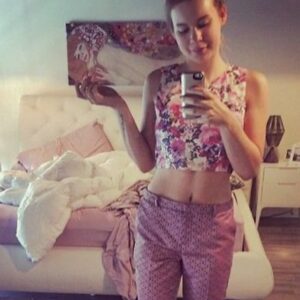 Valérie Carpentier Instagram - Je l’attends depuis des années moi, le film de #barbie 🌸😇 #barbiethemovie #throwback