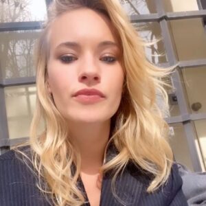 Valerie Huber Instagram - Danke für die spannenden Einblicke @euparlament_at @europeanparliament 🇪🇺
Am 9. Juni ist wieder EU Wahl und es wird bei dieser Wahl wichtiger denn je sein für ein weltoffenes, gerechtes, faires, soziales, starkes Europa abzustimmen. Rechtspopulismus ist auf der ganzen Welt am Vormarsch und stellt eine wahre Bedrohung für unsere Demokratie dar. Wir haben als Bevölkerung mehr Macht als wir denken um bei den großen Zukunftsfragen mitzugestalten. Die nächsten Jahre werden essentiell sein um bei Klimaschutz, Migration, sozialer Gerechtigkeit und Gleichberechtigung den richtigen Weg für eine gerechte, gesunde Zukunft einzuschlagen. Wir sind nicht ohnmächtig. Wir können mitgestalten, im Diskurs bleiben, uns informieren, wieder Interesse für politische Themen entwickeln - denn es ist alles Politik und geht uns alle an.