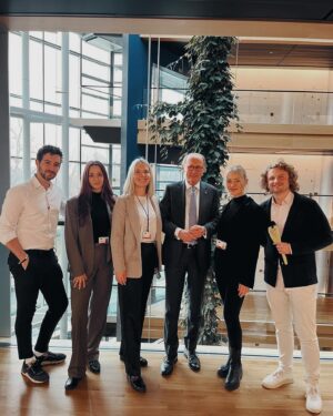 Valerie Huber Instagram - Danke für die spannenden Einblicke @euparlament_at @europeanparliament 🇪🇺
Am 9. Juni ist wieder EU Wahl und es wird bei dieser Wahl wichtiger denn je sein für ein weltoffenes, gerechtes, faires, soziales, starkes Europa abzustimmen. Rechtspopulismus ist auf der ganzen Welt am Vormarsch und stellt eine wahre Bedrohung für unsere Demokratie dar. Wir haben als Bevölkerung mehr Macht als wir denken um bei den großen Zukunftsfragen mitzugestalten. Die nächsten Jahre werden essentiell sein um bei Klimaschutz, Migration, sozialer Gerechtigkeit und Gleichberechtigung den richtigen Weg für eine gerechte, gesunde Zukunft einzuschlagen. Wir sind nicht ohnmächtig. Wir können mitgestalten, im Diskurs bleiben, uns informieren, wieder Interesse für politische Themen entwickeln - denn es ist alles Politik und geht uns alle an.