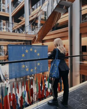 Valerie Huber Instagram - Danke für die spannenden Einblicke @euparlament_at @europeanparliament 🇪🇺
Am 9. Juni ist wieder EU Wahl und es wird bei dieser Wahl wichtiger denn je sein für ein weltoffenes, gerechtes, faires, soziales, starkes Europa abzustimmen. Rechtspopulismus ist auf der ganzen Welt am Vormarsch und stellt eine wahre Bedrohung für unsere Demokratie dar. Wir haben als Bevölkerung mehr Macht als wir denken um bei den großen Zukunftsfragen mitzugestalten. Die nächsten Jahre werden essentiell sein um bei Klimaschutz, Migration, sozialer Gerechtigkeit und Gleichberechtigung den richtigen Weg für eine gerechte, gesunde Zukunft einzuschlagen. Wir sind nicht ohnmächtig. Wir können mitgestalten, im Diskurs bleiben, uns informieren, wieder Interesse für politische Themen entwickeln - denn es ist alles Politik und geht uns alle an.
