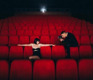 Valeriia Khodos Instagram - Вгадайте який фільм дивимось на останньому фото ❓

photo: @alex_demydenko 
location: @zhovten.cinema
look: @andreasmoskin_official 😎
jewelry: @motrychstudio 
make-up: @sofia__kutsenko
