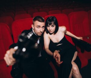 Valeriia Khodos Instagram - Вгадайте який фільм дивимось на останньому фото ❓

photo: @alex_demydenko 
location: @zhovten.cinema
look: @andreasmoskin_official 😎
jewelry: @motrychstudio 
make-up: @sofia__kutsenko