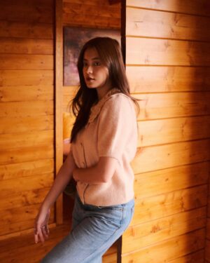 Valnice Yek Instagram - Smiles for the first one cause I lived the cabin life of my dreams 🌷