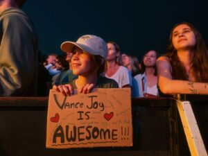 Vance Joy Instagram - Hearts full after the first show in Vancouver, thank you ♾ 🙏
📸 @bradcauchy