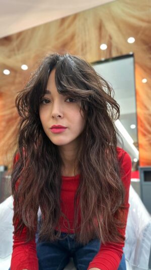 Vanda Chaloupková Instagram - Jedno ranní PŘED&PO s @vandachal 🖤 

Nejdříve relaxace s Vapomistem a poté střih. 💇🏻‍♀️

Děkujeme za návštěvu ✨