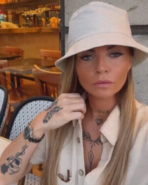 Vanessa Breckpot Instagram - Je vais faire simple, tu me laisses tomber, je te laisse tomber tu ne me montres aucun intérêt je ne fais aucun effort tu me mets au second plan je te mets au dernier mais si tu me montres de l'amour et de la loyauté je t'offrirai le monde entier.🔥🔥

#instagood #selfie #mood #paris