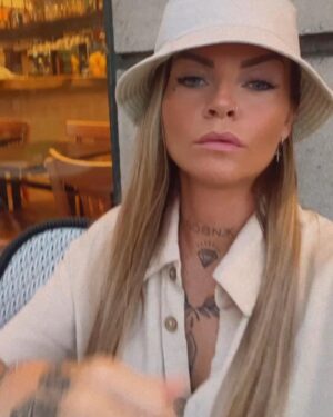 Vanessa Breckpot Instagram - Je vais faire simple, tu me laisses tomber, je te laisse tomber tu ne me montres aucun intérêt je ne fais aucun effort tu me mets au second plan je te mets au dernier mais si tu me montres de l'amour et de la loyauté je t'offrirai le monde entier.🔥🔥

#instagood #selfie #mood #paris