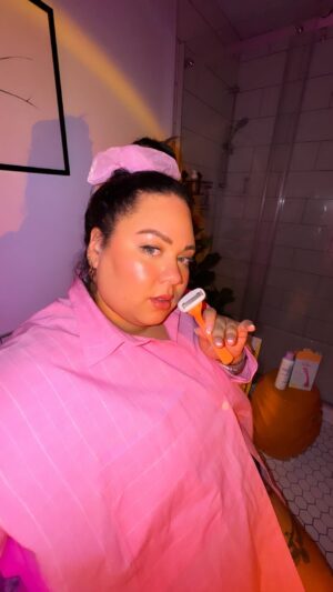 Vanessa Duchel Instagram - Je me suis dit que j'allais me faire plaisir avec une petite soirée de soins ce soir. Masques pour la peau et les cheveux, bain hydratant, et un petit rasage des jambes avec le kit de démarrage @billie et le gel à raser ! 🪒

Depuis que je que je suis en couple, je suis de plus en plus à l'aise avec mes poils, et je trouve ça vraiment génial. On n'est pas obligé de se raser pour quelqu'un. Les poils sont naturels, et si on veut les garder, ça nous regarde! 🫶🏼

C'est ce que j'aime chez @billie. Ils sont là juste quand on VEUT se raser, pas parce qu'on DOIT le faire! 💪🏼

Si vous voulez essayer le « rasoir primé au Canada » par choix, @billie est abordable et disponible chez les grands détaillants. ✨

Je recommande de commencer avec le kit de démarrage @billie , qui comprend un manche de rasoir, 2 cartouches à 5 lames, et un support magnétique. 

J'adore utiliser le rasoir @billie avec leur gel à raser au lait de Lavande – il laisse ma peau si douce et il sent divinement bon. 

Oh, et avez-vous vu les couleurs ? On dirait qu'on peut les utiliser comme décoration ! 😍💕

#BillieCAPartner #ad