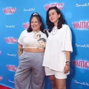 Vanessa Duchel Instagram - Nos petits looks tapis rouge pour @waitresslacomediemusicale 💕🥧

Merci @catherineduplessis_ pour la vidéo 🫶🏼