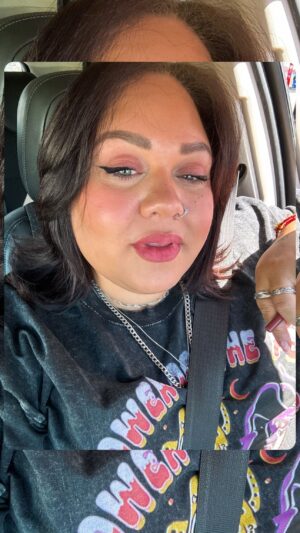 Vanessa Duchel Instagram - ✨GRWM ✨ version j'ai 15 minutes pour me préparer ⌛️Je vous jase de ma nomination au gala Influence création et de l'importance d'avoir de la représentation, de mon contenu du mois de mai qui sera choisi par quelqu'un de bien particulier et évidement je vous fais part des produits que j'utilise en ce moment! 💄Je n'ai pas eu le temps de filmer mes lèvres ni de prendre une autre photo ailleurs que dans mon auto en attendant mes beignes 🍩J'vous niaise pas quand je vous dis que j'avais 15 minutes 😂

•
•
#beauty #plussize #makeup #plussizemakeup
