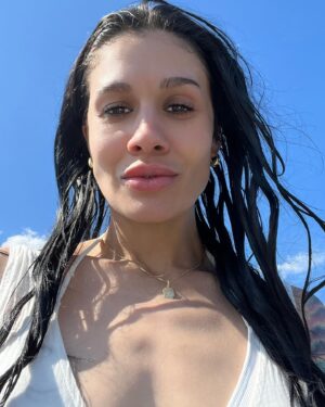 Vanessa Giselle Instagram - didn’t mean to get this wet. oops🙊

🥥🌴☀️👩🏻💛🌊🍻⛱️🍹✨