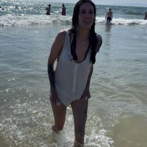 Vanessa Giselle Instagram - didn’t mean to get this wet. oops🙊

🥥🌴☀️👩🏻💛🌊🍻⛱️🍹✨