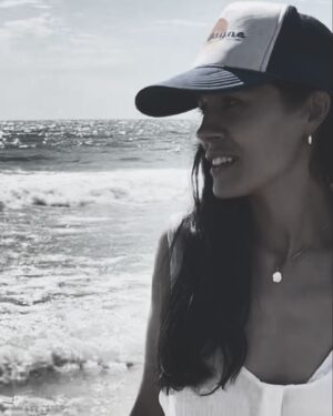 Vanessa Giselle Instagram - didn’t mean to get this wet. oops🙊

🥥🌴☀️👩🏻💛🌊🍻⛱️🍹✨