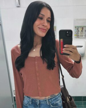 Vanessa Giselle Instagram - smiling but secretly sad b/c i’m leaving the heartland☹️✨💛