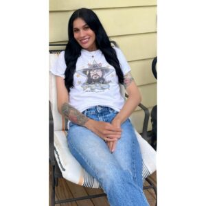 Vanessa Giselle Instagram - some of iowa, not the sum of iowa...i’ll be back✨🌽

💛heartland raised & proud💛

thx for the waylon shirt @kay_com @buffaloshadows