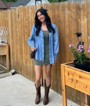 Vanessa Giselle Instagram - “I’ve felt that bible belt and I know what soap tastes like. I’ve done my share of wrong, but I was raised up right”

Iowa summer🌽✨

This was my mamas jean shirt when she was younger💛

#rileygreen #rileyduckman #johndaly @carlthecowboycorgi