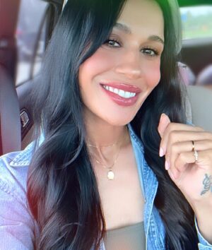 Vanessa Giselle Instagram - “I’ve felt that bible belt and I know what soap tastes like. I’ve done my share of wrong, but I was raised up right”

Iowa summer🌽✨

This was my mamas jean shirt when she was younger💛

#rileygreen #rileyduckman #johndaly @carlthecowboycorgi