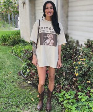Vanessa Giselle Instagram - first real smile in awhile…

today marks a month of Puddles being gone🤍🐶🪽

but she was with us last night at the Riley Green & @carlthecowboycorgi show…🤍🤍🤍 @hobanaheim