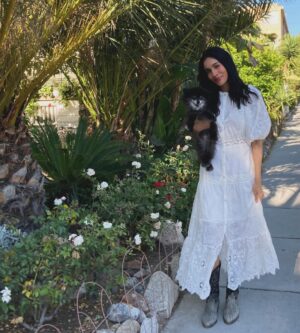 Vanessa Giselle Instagram - We’ll meet again
Don’t know where
Don’t know when
But I know
We’ll meet again
Some sunny day…🤍☀️🪽💛☁️✨ 

#rip #puddles 

@johnnycash