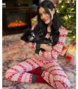 Vanessa Giselle Instagram - happy holidays from two of your favorite people (me   puddles) 🐶👩🏻🎁☃️🎄🌟🎅🏼🧑🏽‍🎄🥛🍪🦌🥕🪽😇 ⛸️❄️🥁✨💛