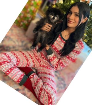 Vanessa Giselle Instagram - happy holidays from two of your favorite people (me   puddles) 🐶👩🏻🎁☃️🎄🌟🎅🏼🧑🏽‍🎄🥛🍪🦌🥕🪽😇 ⛸️❄️🥁✨💛
