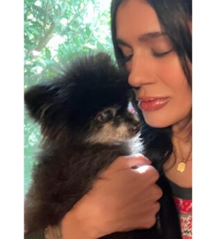 Vanessa Giselle Instagram - happy holidays from two of your favorite people (me   puddles) 🐶👩🏻🎁☃️🎄🌟🎅🏼🧑🏽‍🎄🥛🍪🦌🥕🪽😇 ⛸️❄️🥁✨💛