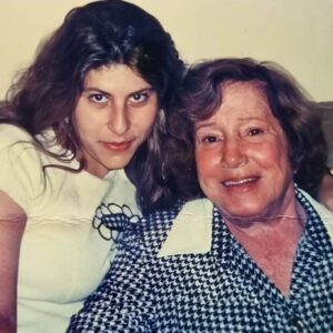Vanessa Goulart Instagram - #tbt da minissérie "Dercy de Verdade" onde tive a honra de viver minha bisavó Eleonor Bruno, a amada Nonoca. 
Na foto 2, eu no colo da vovó Nonoca e na foto 3 um de nossos muitos momentos!

A minissérie está disponível no @globoplay

#trending #tv #tvglobo #love #familia #minissérie #series #serie