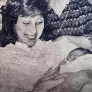 Vanessa Goulart Instagram - Dia do amor, dia da paciência, dia da força maior, dia do porto seguro, dia do colo, dia da energia vital, dia da doação, dia daquelas que iluminam a vida das suas crias!

Obrigada mãe por tanto amor, tanta parceria, pelo sentimento infinito, pela troca, por ser simplesmente a melhor mãe do mundo!

Te amo 🤎

Um lindo dia das mães para todos!! Amem suas mães todos os dias, todos os minutos, todos os segundos!

#diadasmães #love #familia #trend #viralpost 

Foto 1 : @giovannialbinofoto