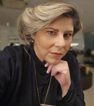 Vanessa Goulart Instagram - Com cara de personagem de época...
Que nome vc daria pra ela?
Eu começo: Eulália

#instahair #instapost #instapicture #instagram #hair #hairstyle