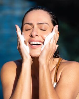 Vanessa Machado Instagram - A limpeza é o passo mais importante nos cuidados com a pele. Por isso, temos que escolher uma espuma que não seja agressiva à pele e ao meio ambiente. Eight facial foam foi desenvolvida pensando nisso. Livre de parabenos, óleos minerais, BHT, sulfato e ingredientes de origem animal, sua limpeza é eficiente e não retira a hidratação da pele. Ela é perfeita para peles maduras, desidratadas e sensíveis.
Aproveite o cupom VANESSA para ter desconto.  Link na bio. 
• PRODUTO NÃO TESTADO EM ANIMAIS E BIODEGRADÁVEL.

#espumafacial #cuidadocomapele #pelemadura #facialfoam #vanessa