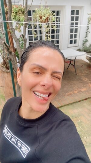 Vanessa Machado Instagram - Bom dia, alegria!  Alguém com frio aí? Sem desculpas, bora treinar!