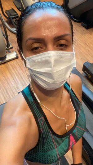 Vanessa Machado Instagram - Rotina pré-treino. 
Nessa etapa, simplifico ao máximo meus cuidados com a pele: depois de lavar o rosto com a minha espuma, uso a água de beleza Be younger, meu blend de óleos Eight (@dermociencia_oficial) e finalizo com protetor solar. (@niveabrasil) 
Aproveitem o cupom VANESSA para ter descontos especiais no site @dermociencia_oficial. 
Depois, é só tomar um cafezinho (Estou amando o @caffeinearmy) e partir para academia. 😘