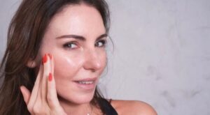 Vanessa Machado Instagram - Glenda Kozlowski, 47 anos, conta aqui  a sensação que o Eight deixa na sua pele.
Até o dia 16/3, todo o site está com descontos imperdíveis usando o cupom. 
APROVEITEM!
Foto: @mariolopess_ 
Maquiagem: @jocastroficial @eltonbergamo 
Cabelo: @lehenry_hair 
Filmagem: @e6imagens 
Edição: @souataynara 
#diainternacionaldamulher #aniversariodoeight #eight #campanha #mulheresreais #autocuidado #produtonatural #naotestadoemanimais #cuidadoscomapele #skincare