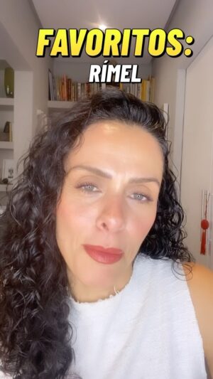 Vanessa Machado Instagram - Hoje, o tema é rímel. Na verdade, rímel colorido, principalmente os marrons e avermelhados. Esse da @maybellinenybrasil fica perfeito em todas as cores de olhos, principalmente, os de tons mais claros.  Eu acho, não tenho certeza, mas esta cor ainda não chegou no Brasil, mas as meninas da @bestshop.br enviam para você com certeza. 
Rímel: Maybelline Sky High 
Cor: burgundy
#rímel #favorito #maquiagem