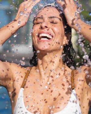 Vanessa Machado Instagram - A limpeza é o passo mais importante nos cuidados com a pele. Por isso, temos que escolher uma espuma que não seja agressiva à pele e ao meio ambiente. Eight facial foam foi desenvolvida pensando nisso. Livre de parabenos, óleos minerais, BHT, sulfato e ingredientes de origem animal, sua limpeza é eficiente e não retira a hidratação da pele. Ela é perfeita para peles maduras, desidratadas e sensíveis.
Aproveite o cupom VANESSA para ter desconto.  Link na bio. 
• PRODUTO NÃO TESTADO EM ANIMAIS E BIODEGRADÁVEL.

#espumafacial #cuidadocomapele #pelemadura #facialfoam #vanessa