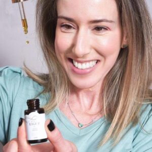 Vanessa Machado Instagram - Hoje, o Eight completa 2 anos, e, em comemoração a essa data e à  semana da mulher, convidamos 8 mulheres que fazem parte da nossa trajetória. 
Ao longo da semana, postaremos a experiência com Eight de mulheres incríveis que não abrem mão do melhor quando o assunto é autocuidado. 
Agradecemos a confiança e preparamos um desconto especial para vocês que querem renovar o estoque ou experimentar essa maravilha. 
De 08/3 a 16/3, todo o site está com descontos imperdíveis usando o cupom. 
APROVEITEM!
Foto: @mariolopess_ 
Maquiagem: @jocastroficial @eltonbergamo 
Cabelo: @lehenry_hair 
Filmagem: @e6imagens 
Edição: @souataynara 
#diainternacionaldamulher #aniversariodoeight #eight #campanha #mulheresreais #autocuidado #produtonatural #naotestadoemanimais #cuidadoscomapele #skincare