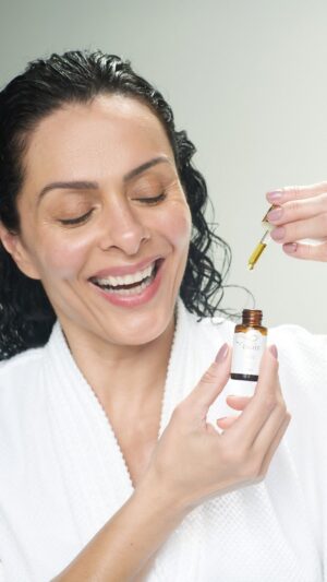 Vanessa Machado Instagram - Meus amores,
Estamos quase chegando ao final da promoção “Abril do preço velho”, e vim aqui só para lembrar você dessa condição superespecial. 
Usando o cupom VANESSA, você ganha 20% de desconto em todo o site da Dermociencia. E isso inclui o queridinho Oil Eight,  blend de óleos que já transformou tantas vidas. Aqueles que ainda não experimentaram, a hora é agora! Tenho certeza de que você vai se apaixonar. O Eight é um caminho sem volta! 
Qualquer dúvida, é só me chamar no direct. Link está na bio.

#trend #abril #vanessamachado