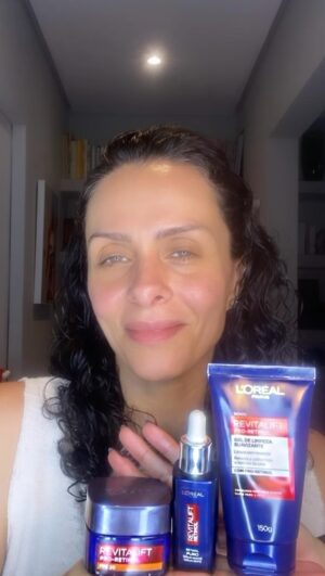 Vanessa Machado Instagram - Pele renovada, livre de rugas e com tom e textura uniformes são os motivos por que a linha Revitalift Retinol de L’Oréal Paris segue na minha rotina em 2024. Com tratamento diurno e noturno, ela conta com o ativo mais eficaz no tratamento antirrugas que é o Retinol. (Não esquecer o protetor solar pela manhã!) 
Convido você, desde já, a transformar e renovar sua pele e encarar o próximo ano ainda mais bela. L’Oréal, porque você vale muito!
#LorealParisSkincare #LorealParis #RevitaliftRetinol #SeExpresseComLorealParis @lorealparis