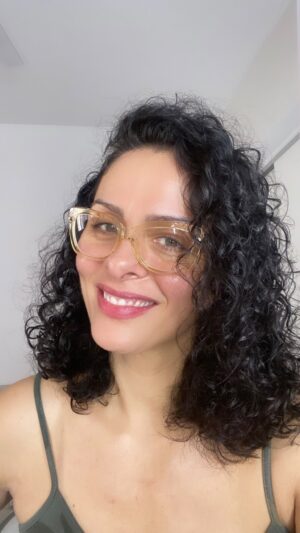 Vanessa Machado Instagram - Dizem que salão de beleza é igual a religião: você tem confiar, se sentir bem ao frequentá-lo e isso precisa fazer sentido pra você. Euzinha concordo! Por isso, levei muito tempo para achar o meu aqui em São Paulo, até que me apresentaram o @vitrini_oficial. 
Gente, o lugar é lindo, as pessoas incríveis e amorosas e, pra completar, tem todos os serviços de que a gente precisa. 
@edson_ferreiraoficial leu meus pensamentos e cortou minhas madeixas exatamente como eu queria. Estou encantada com as meninas que me atenderam e com toda experiência dessa tarde incrível que passamos juntos. Obrigada, equipe maravilhosa! Vcs arrasam! Deixo essa dica pra vocês. @vitrini_oficial fica na Rua Gumercindo Saraiva, 30 - Jardim Europa e atende com hora marcada. 😉
#corteiocabelo #cacheadas #cortedecabelo #cachos #vitrinioficial #redken