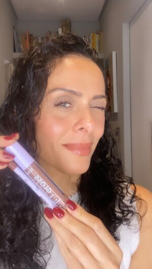 Vanessa Machado Instagram - Esta semana, eu  vou postar alguns vídeos com produtos que são os meus favoritos do momento. Começando com este como da @baunycosmeticos de lápis de boca e gloss.
Lápis de boca NUDE
Gloss Hidra Glow 
@baunycosmeticos