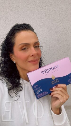Vanessa Machado Instagram - Fiz este vídeo para vc que quer variar o jeito de tomar seu  Younger Derm Care. Não dá para ficar sem esses benefícios, principalmente a gente que já passou dos 40 anos. 
No meu feed, tem alguns posts em que falo mais dessa fórmula. E, se vc quiser experimentar, aqui está um cupom que vai lhe dar um descontinho. 
Cupom: VANESSAMACHADO
#zeroaçúcar #zerocorante #zeroglúten #zerosódio #zerolactose #zerogordura #baixacaloria #colágenoverisol #ácidohialurônico #coezimaq10 #silícioorgânico  #biotina #niacinamida #zinco #selênio #cobre #sementedeuva #vitaminaa #vitaminac #vitaminad #vitaminae