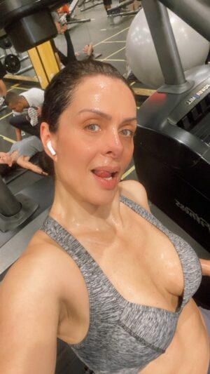 Vanessa Machado Instagram - Estou de volta! Agora, inteira e liberada para o treino pesado. Pezinho e dedinho perfeitos. Ótima recuperação! 🦶
Quero ver quem vai me segurar… 
#treinopesado #hitdeescada #musculação #corpoementesaudavel #equilibrio #saúde #mulhermadura #embuscadamassamagra #2023 
#fitness #smartfit #40mais