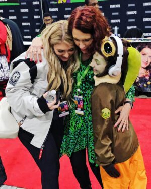 Vanessa Marshall Instagram - So wonderful to finally meet you! Love you @macsrebo!! Happy to see @samsyndulla too!! All the Hera’s! Xo 💚

Repost from @macsrebo
•
✨️Finally met the talented @vanessamarshall1138 and she is AMAZING! Vanessa is my Hera forever and is one of my Star Wars BFFs. I also met with @samsyndulla and we both got big hugs from our Space Mom. I am only lucky girl! 🥰😊💚 @fanexpophiladelphia is off to a wonderful start!

#StarWars #RebelGirl #Hera #GeneralSyndulla #FanExpoPhiladelphia #PhillyFanExpo #StarWarsRebels #SpaceMom #StarWarsWeekend