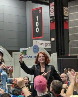 Vanessa Marshall Instagram - Had too much fun today at @c2e2 with @originalfunko @lougefly! Thanks for asking me to give away such hot merch!! Hera pop and Chopper bag!! Wow!! 😮 Everyone screamed so loudly it was hard to choose a winner! Huge thanks to @7bucksapop and @celebworx for an incredible weekend full of such special memories! Big hugs to all! Xo 🙏🏻💚✨