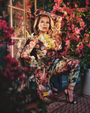 Vanessa Vanjie Mateo Instagram - It’s my Birthday kia 🎂🎉 & I get to celebrate with this amazing shoot we did celebrating Latinx heritage at the same damn timeeeee 👏🏽👏🏽 Get into it ! 🌸🌺 We’re celebrating #LGBTQHerstoryMonth with @rupaulsdragrace all October long 💐 

📸: @erik_carter 
💇🏽‍♀️: @hassoon_7 @wigsbyhassoon