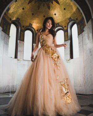 Vanessa Yao Instagram - Peekaboo ❤️

Beautiful pieces only by @dolcegabbana 

Photographers: @little.gaia @kt_yau 
Makeup: @jenichua 
Hair: @heatherlurk 
Styling: @sarahdarceystyle