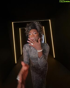 Vanity Milan Instagram - Signed, sealed, stamped and delivered at @thebeautyawardsuk last night hosted by that beautiful @michellevisage. Such a fun evening with my sisters @elektrafence & @chorizamay thank you for dragging me out the house! #thebeautyawards2023

Hair: @howsyourheadwigs 
Dress: @hm 
Face: @anastasiabeverlyhills, @fentybeauty, @kvdbeauty