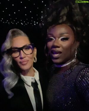 Vanity Milan Instagram - Signed, sealed, stamped and delivered at @thebeautyawardsuk last night hosted by that beautiful @michellevisage. Such a fun evening with my sisters @elektrafence & @chorizamay thank you for dragging me out the house! #thebeautyawards2023

Hair: @howsyourheadwigs 
Dress: @hm 
Face: @anastasiabeverlyhills, @fentybeauty, @kvdbeauty