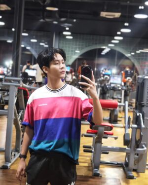 Varodom Khemmonta Instagram - ถ่ายกับลูกชาย ที่ตกลู่วิ่งไปหนึ่งที แต่ยังไม่มีรอยขีดขวน ป่อขอโต๊ดดด